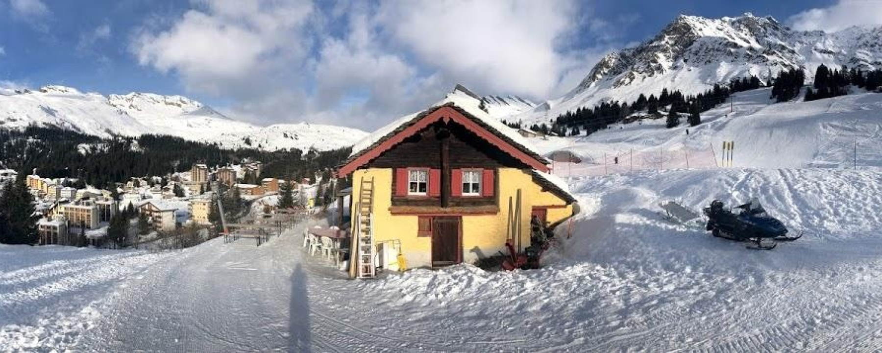 La Hütte e uno sguardo verso il villaggio
