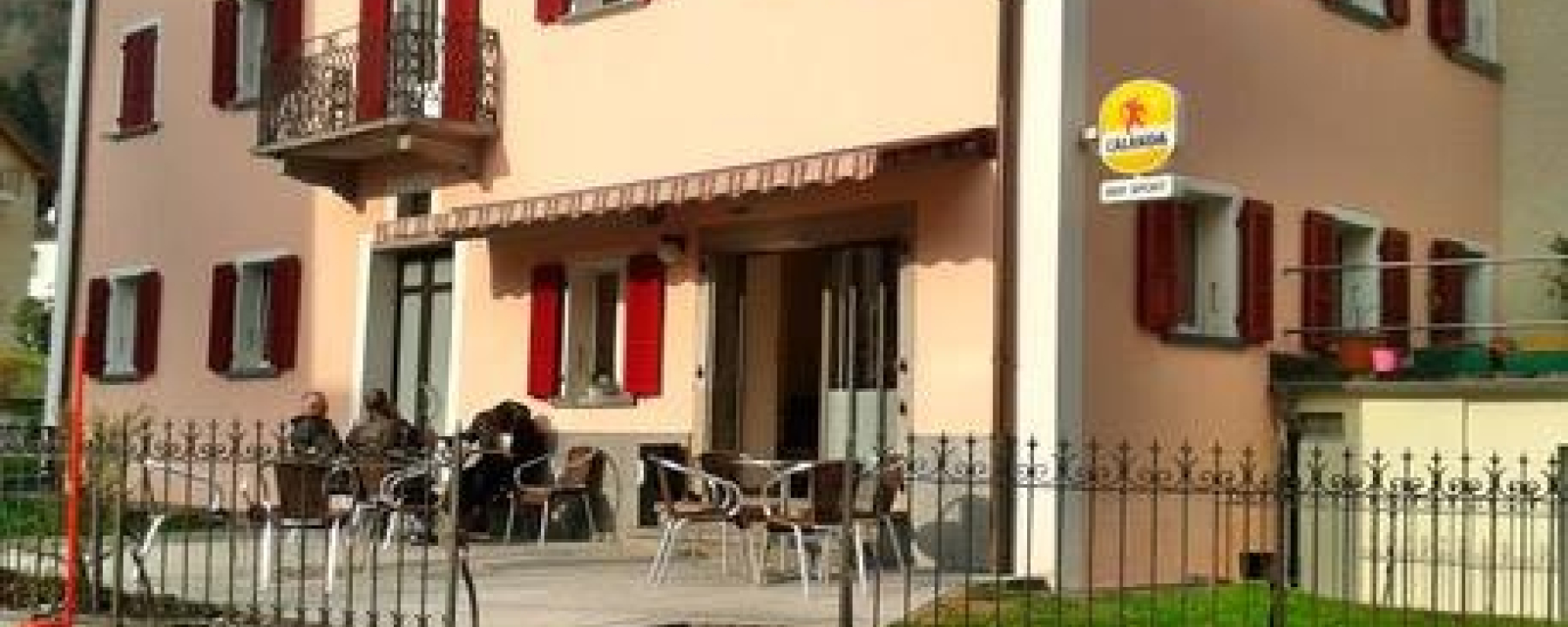 Bar sport visto dalla strada principale di Grono