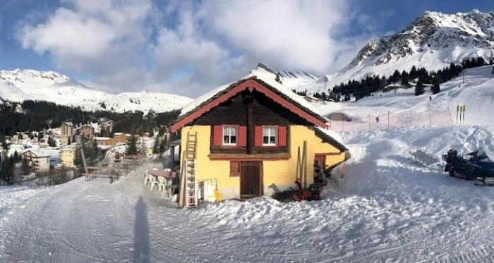 La Hütte e uno sguardo verso il villaggio La Hütte e uno sguardo verso il villaggio