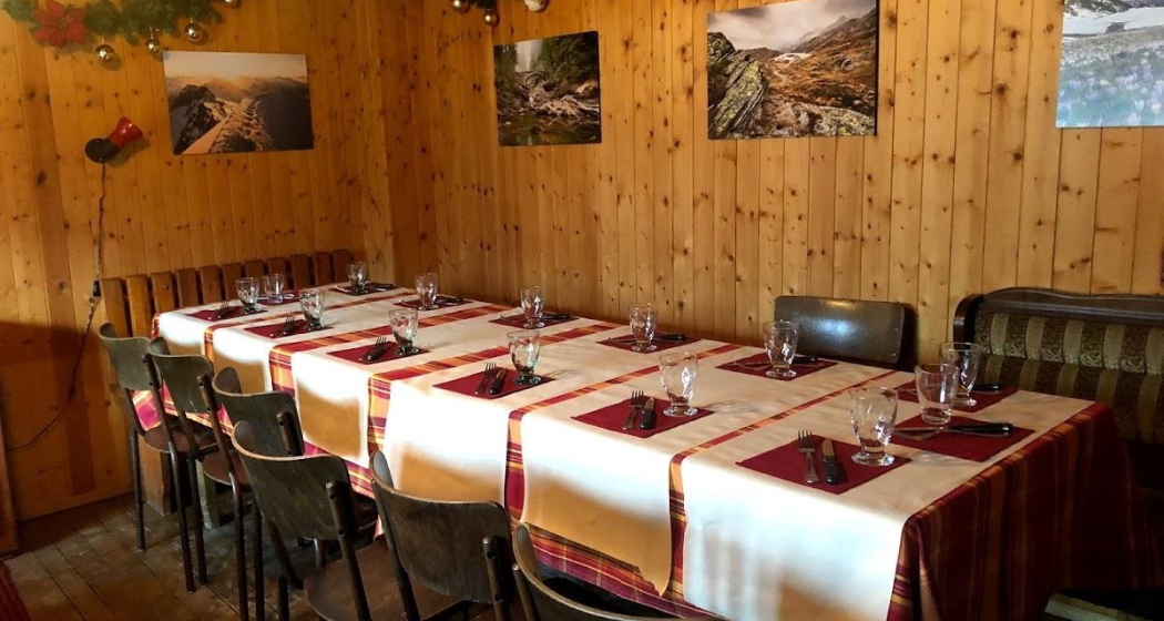 La sala al piano superiore della Hütte La sala al piano superiore della Hütte