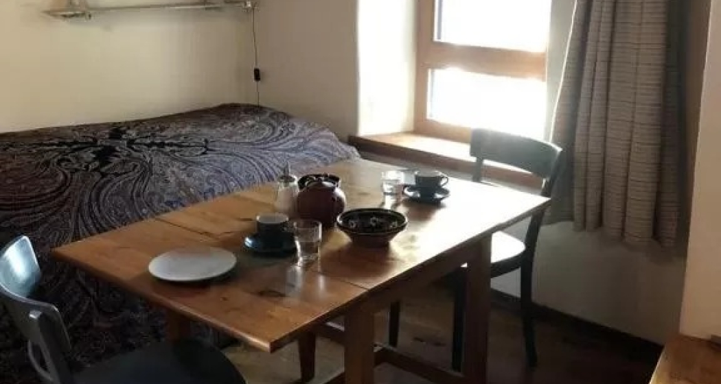 La camera da letto funge anche da salotto