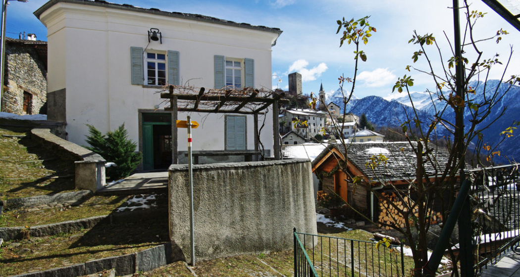 L'ostello è perfettamente incastonato nel villaggio di Santa Maria in Calanca. L'ostello è perfettamente incastonato nel villaggio di Santa Maria in Calanca.