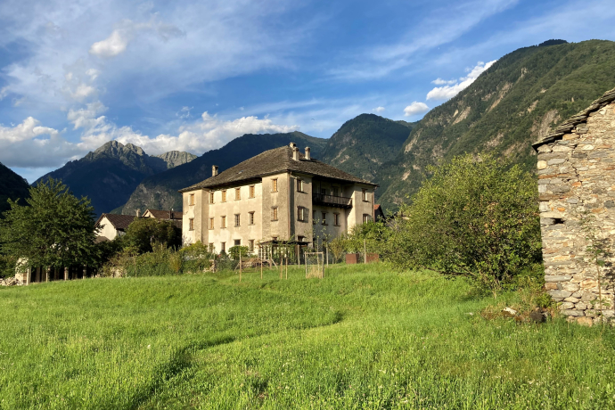 Il palazzo si trova in un area tranquilla e verdeggiante.