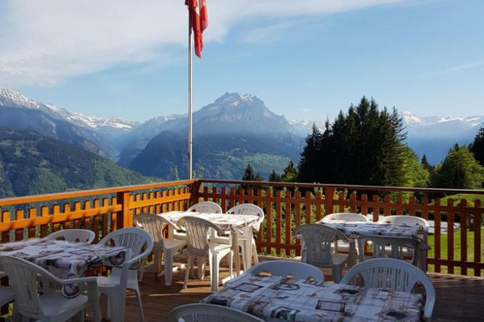 Il terrazzo che si affaccia sulla val Mesolcina gode di un panorama stupendo. Il terrazzo che si affaccia sulla val Mesolcina gode di un panorama stupendo.