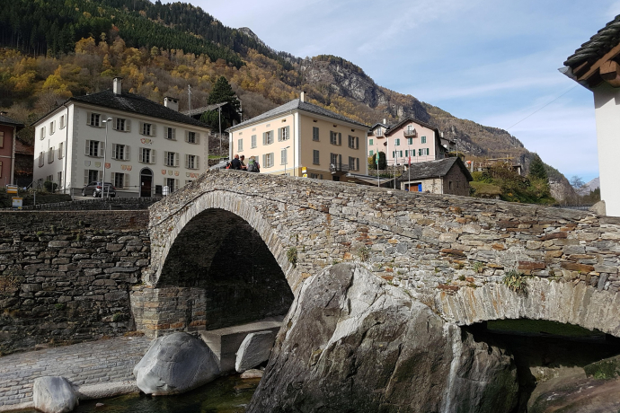 Il Ristorante si piazza dominante sulla strada principale di Arvigo.