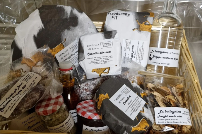 Un cestone di prodotti provenienti dall'azienda. Un cestone di prodotti provenienti dall'azienda.