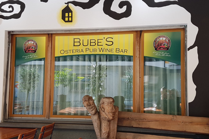La facciata del Bube's Pub con una delle opere d'arte che ne caratterizzano il portico.