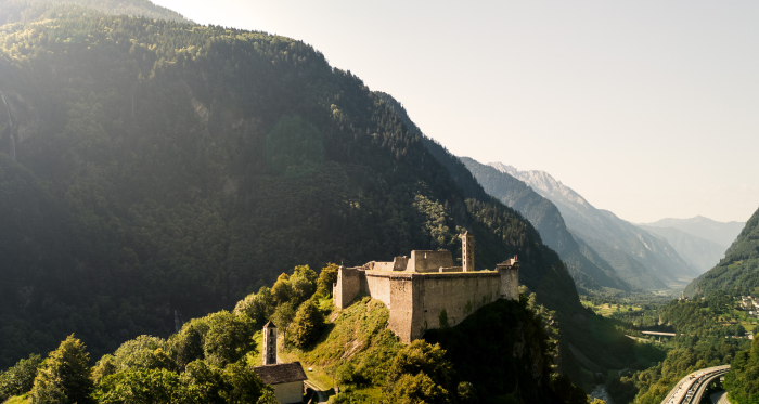 Castello di Mesocco e vista sulla valle Mesolcina Castello di Mesocco e vista sulla valle Mesolcina