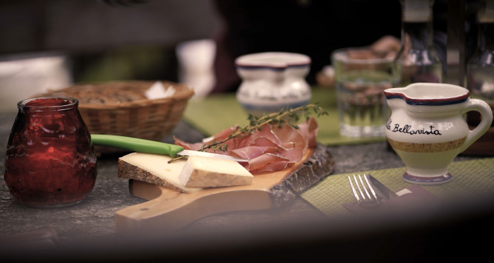Gustare specialità regionali nel tradizionale Grotto Bundi alla Bellavista a Cama con vista sulle montagne della Mesolcina (Foto: © Grigioni Vacanze) Formaggio dei Grigioni e carne secca al Grotto Bundi alla Bellavista a Cama