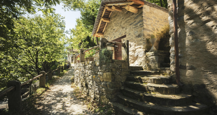 I freschi Grotti di Cama invitano in estate a gustare specialità regionali e a trascorrere momenti conviviali – un autentico pezzo di cultura enogastronomica grigionese in Mesolcina (Foto: © Marco Hartmann, Grigioni Vacanze) Grotti tradizionali a Cama in Mesolcina