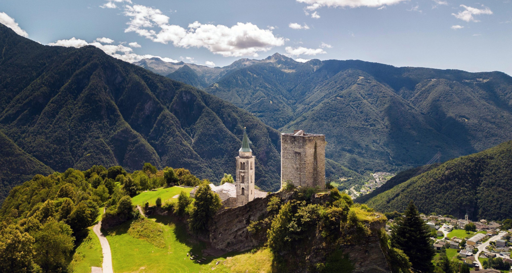 Chiesa di Santa Maria Assunta e Torre di Santa Maria sopra la Val Calanca (Foto: © Marco Hartmann) Chiesa di Santa Maria Assunta e rudere con vista sulla Valle Calanca