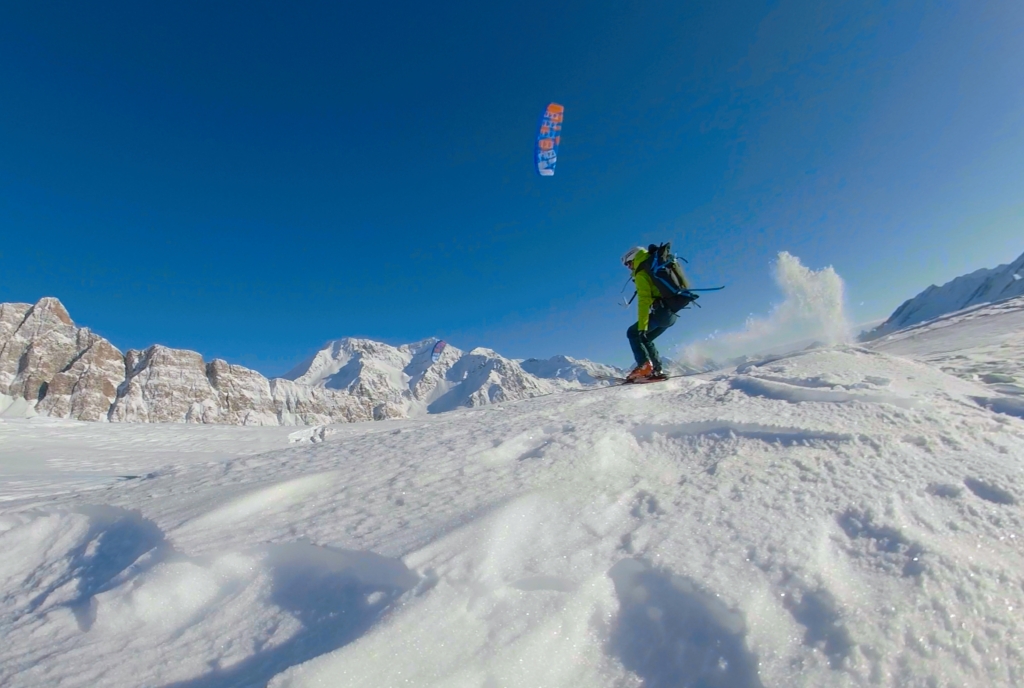 Un esperto domina i venti con la sua vela da snowkite