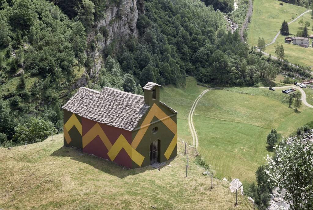 La cappella ridipinta dall'artista anglo-svizzero David Tremlett si trova in una posizione privilegiata rispetto al villaggio di Rossa