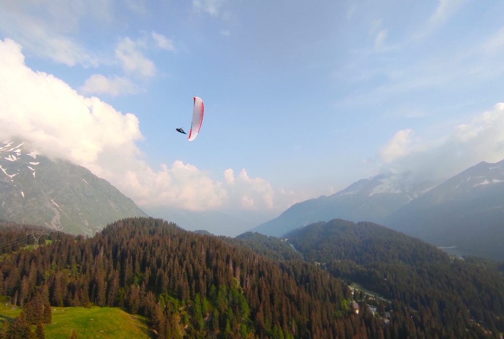 Un parapendista si gode le ore serali col vento di valle sopra San Bernardino