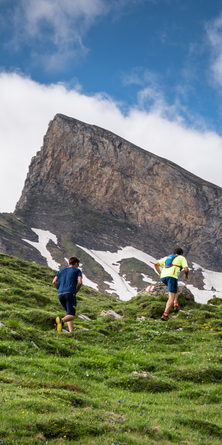 Alcuni runners si cimentano sul percorso del trail Vertical Sanbe davanti al Piz Uccello