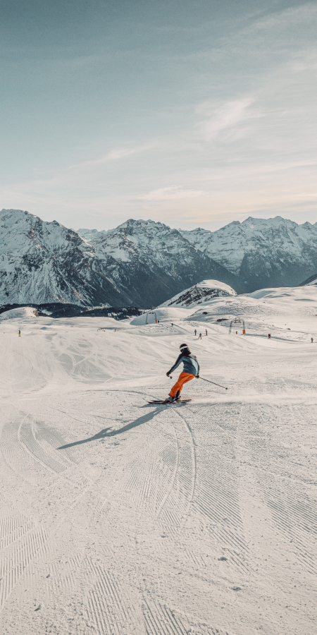 Sciare con vista panoramica sulle Alpi svizzere a San Bernardino