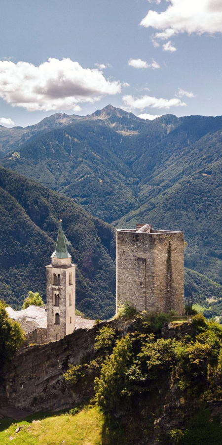 Castello di Santa Maria in Calanca con chiesa e torre, immerso nel paesaggio montano della Valle Calanca