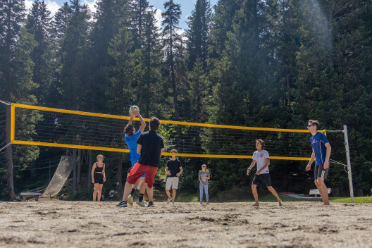 Beach Volley sul campo da gioco del Centro Sportivo di San Bernardino Fantastico giocare a Beach Volley sul campo del Centro Sportivo di San Bernardino