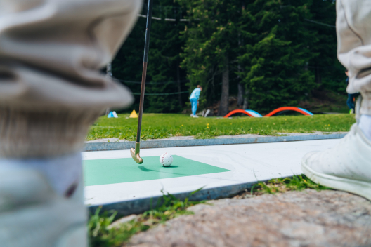 Minigolf al Centro Sportivo di San Bernardino Divertente giocare a minigolf sul campo del Centro Sportivo di San Bernardino
