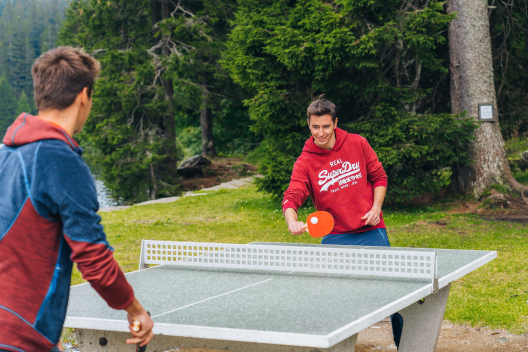 Ping Pong al Centro Sportivo di San Bernardino Divertente giocare al tavolo da ping pong del Centro Sportivo di San Bernardino