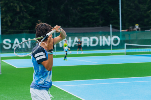 Tennis sui campi del nuovo Centro Sportivo di San Bernardino Una bella partita di tennis sui campi del nuovo Centro Sportivo di San Bernardino
