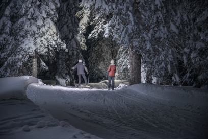 Sci di fondo in notturna in Fornas La meraviglia dello sci nordico in notturna, lungo il percorso illuminato di Fornas