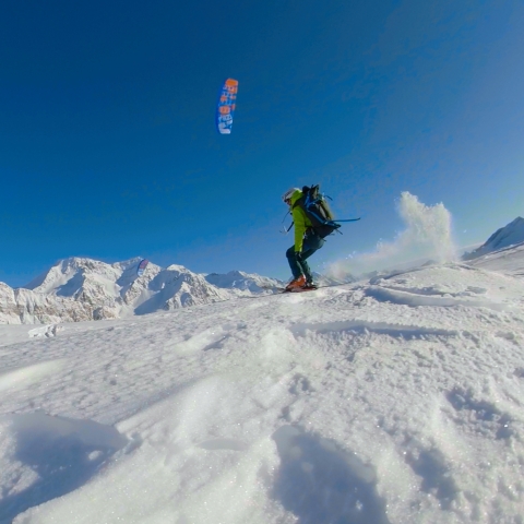 Un esperto domina i venti con la sua vela da snowkite