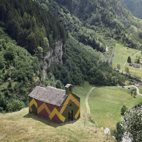 La cappella ridipinta dall'artista anglo-svizzero David Tremlett si trova in una posizione privilegiata rispetto al villaggio di Rossa