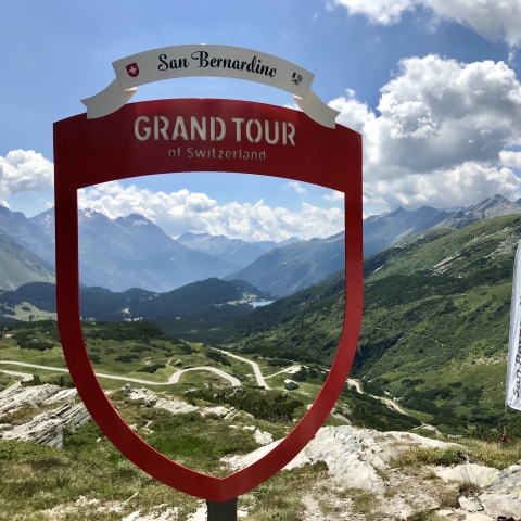 Il cartello che da il benvenuto alla val Mesolcina sul Passo del San Bernardino