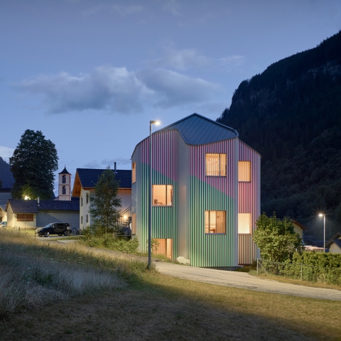 Una veduta esterna della SwissHouse a Rossa