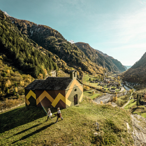 Una delle cappelle ridipinte dall'artista Tremlett