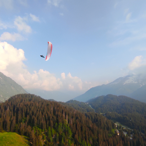 Un parapendista si gode le ore serali col vento di valle sopra San Bernardino