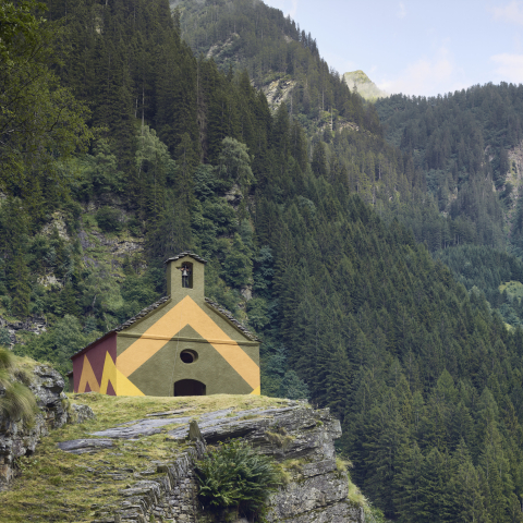 Cappella Tremlett sovrastante il villaggio di Rossa, valle Calanca