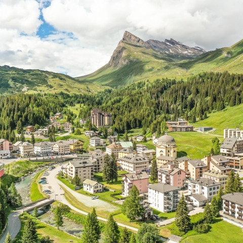 San Bernardino Villaggio, ai piedi dell'omonimo Passo Il villaggio di San Bernardino adagiato ai piedi dell'omonimo passo, con vista sul Pizzo Uccello, simbolo della località