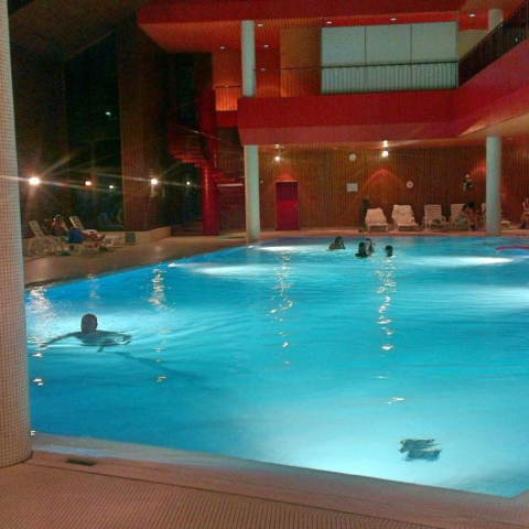 Piascina Albarella Dopo un'intensa giornata di sport una bella nuotata nella piscina del complesso Albarella ti ritempra da ogni fatica