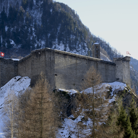 Il castello di Mesocco in veste invernale Il castello di Mesocco in veste invernale