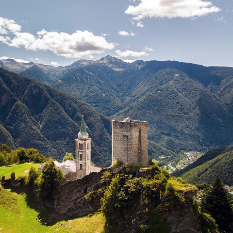 Chiesa di Santa Maria Assunta e Torre di Santa Maria sopra la Val Calanca (Foto: © Marco Hartmann) Chiesa di Santa Maria Assunta e rudere con vista sulla Valle Calanca