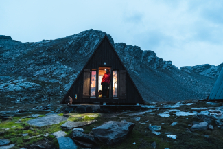 Uno dei tre giovani austriaci si gode la magnifica visuale dalla porta del rifugio