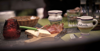 Regionale Spezialitäten geniessen im traditionellen Grotto Bundi alla Bellavista in Cama mit Blick auf die Berge des Misox (Foto: © Graubünden Ferien) Bündner Käse und Trockenfleisch im Grotto Bundi alla Bellavista in Cama