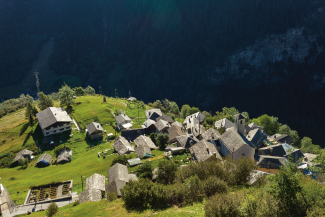 Il villaggio di Landarenca si trova a 1272 metri sul livello del mare e può essere raggiunto solo a piedi o con la funivia (Foto: © Nico Schaerer) Il villaggio di montagna di Landarenca in Val Calanca