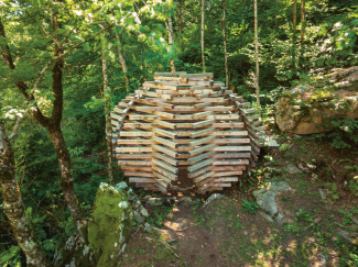 Nell'ambito del progetto “Ispace”, l'installazione “Sphere” di Davide Macullo invita a vivere la natura da una nuova prospettiva (Foto: © Nico Schaerer) L'imponente nido di legno “Sfera”, realizzato con 180 travi di larice dall'architetto Davide Macullo, nel mezzo del bosco sopra Rossa