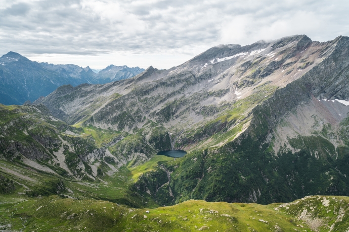 Il laghetto di Trescolmen compare tra le cime appena passato il Fil de Bedoletta