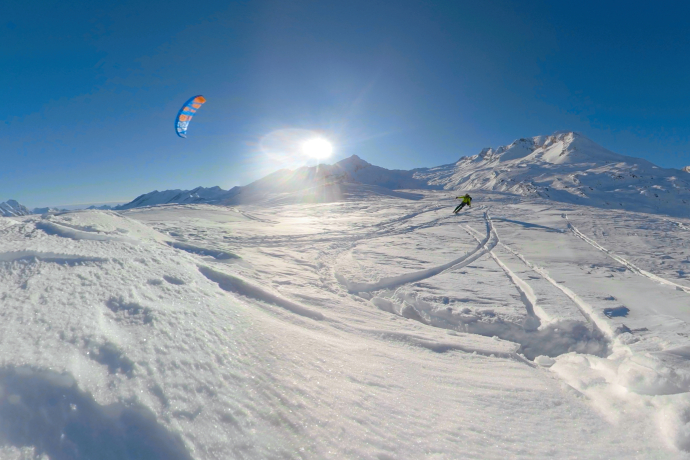Un esperto pratica snowkite al Passo del San Bernardino