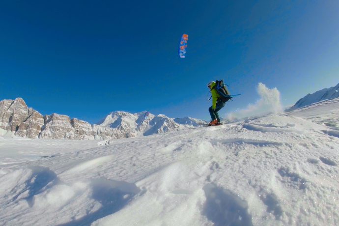Un esperto domina i venti con la sua vela da snowkite
