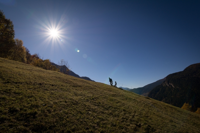 Una famiglia passeggia verso i pascoli di Braggio