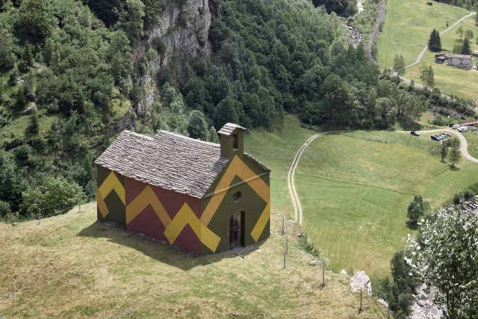 La cappella ridipinta dall'artista anglo-svizzero David Tremlett si trova in una posizione privilegiata rispetto al villaggio di Rossa
