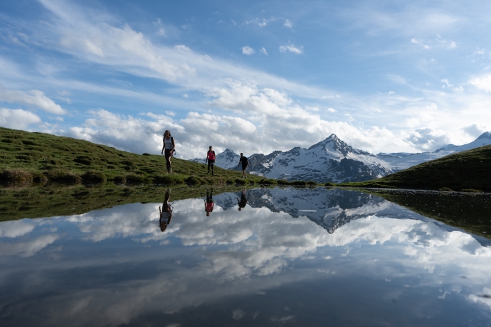 Riflesso perfetto: lo specchio del laghetto alpino in zona Vignun