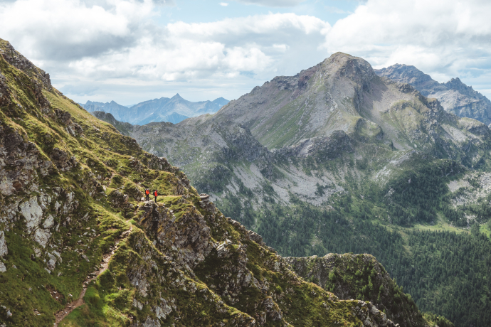 Due ragazzi percorrono il ripido crinale che porta a Trescolmen