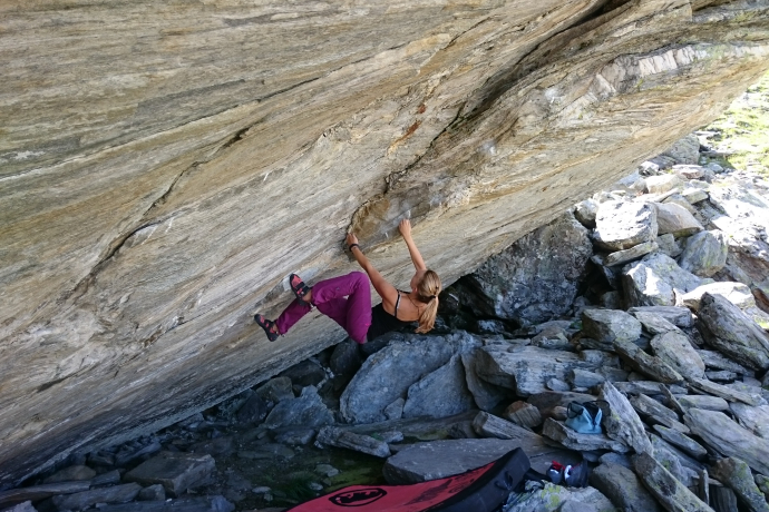 Una ragazza si cimenta in un difficoltoso tiro in Calanca