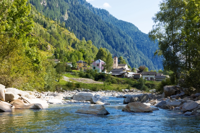 La SwissHouse vista da lontano, dalle sponde del fiume Calancasca